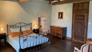 Chambre de M. Le Curé | 2 habitaciones, ropa de cama hipoalergénica y muebles diferentes