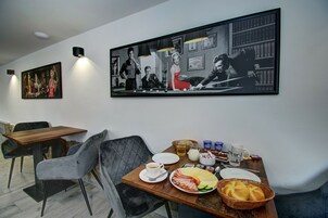 包含每日自助早餐