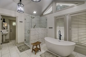 Douche, sèche-cheveux, serviettes fournies