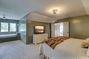 4 bedrooms, desk, iron/ironing board, free WiFi