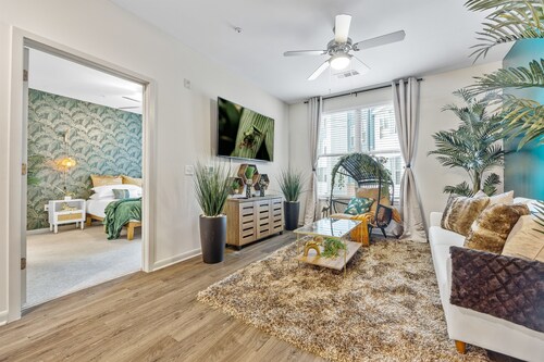 Jungle on the Square – Luxury 1BR w/ Rooftop Lounge, Pool & Gym Access