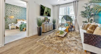 Jungle on the Square – Luxury 1BR w/ Rooftop Lounge, Pool & Gym Access