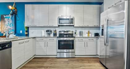 Jungle on the Square â Luxury 1BR w/ Rooftop Lounge, Pool & Gym Access