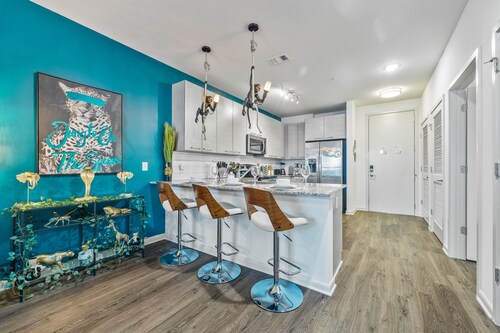 Jungle on the Square – Luxury 1BR w/ Rooftop Lounge, Pool & Gym Access