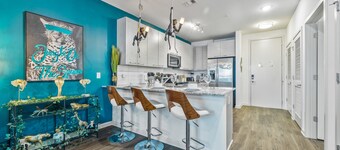 Jungle on the Square – Luxury 1BR w/ Rooftop Lounge, Pool & Gym Access