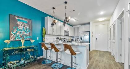 Jungle on the Square – Luxury 1BR w/ Rooftop Lounge, Pool & Gym Access