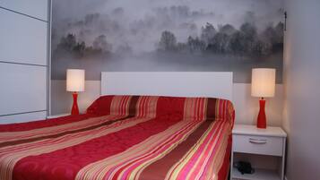 2 chambres, fer et planche Ă repasser, lit parapluie