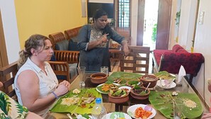 Zona pranzo con tavolo apparecchiato per un pasto, con piatti e posate tradizionali.