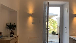 En modern inredning med en skjutdörr i glas som leder ut till en balkong.