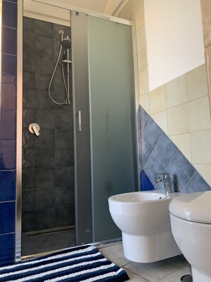 Chuveiro, produtos de toalete grátis, secador de cabelo 
