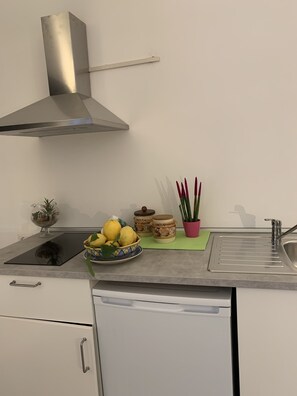 Réfrigérateur, surface de cuisson, bouilloire électrique, grille-pain