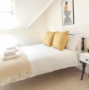 1 soverom, skrivebord, wi-fi (inkludert) og sengetøy