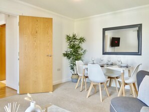 Dining - Spacious 4-Bed, 2-Bath Home Near General Hospital with Free Parking (Southampton)