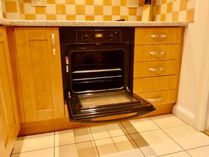 Kjøleskap, ovn, kokeplater og oppvaskmaskin