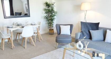 Spacious 4-Bed, 2-Bath Home Near General Hospital with Free Parking