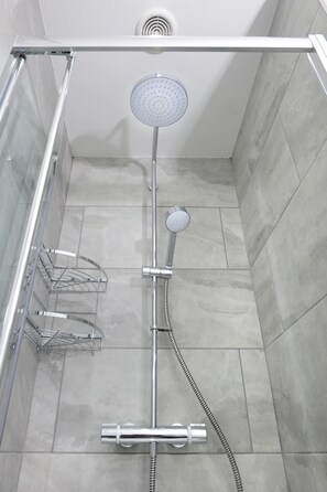 Hair dryer, towels - Newly refurbished high spec house with all essential amenities (Southampton)