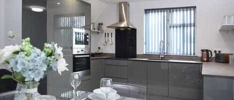 Fridge, oven, stovetop, dishwasher