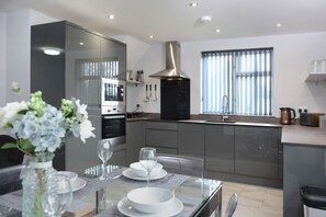 Fridge, oven, stovetop, dishwasher - Newly refurbished high spec house with all essential amenities (Southampton)