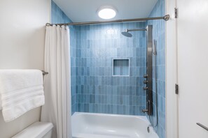 Combined shower/tub, rainfall showerhead, towels