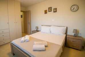 1 habitación, tabla de planchar con plancha, cuna de viaje y wifi