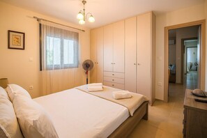 1 habitación, tabla de planchar con plancha, cuna de viaje y wifi 