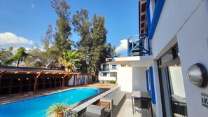 Una piscina al aire libre