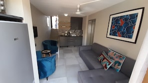 Apartemen Deluks | Area keluarga | Smart TV 32-inci dengan saluran TV digital, TV, dan Netflix