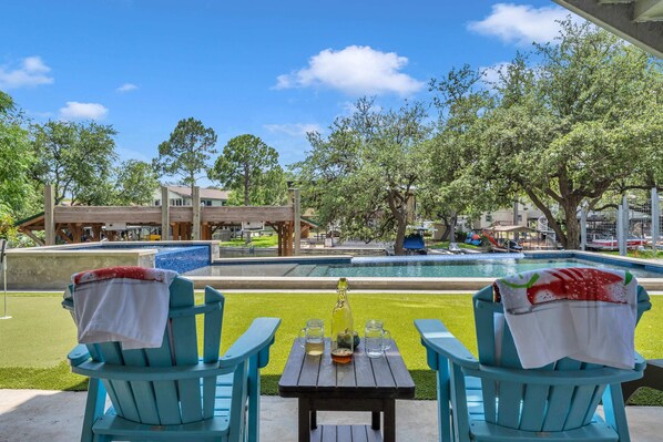 Alberca al aire libre y alberca climatizada