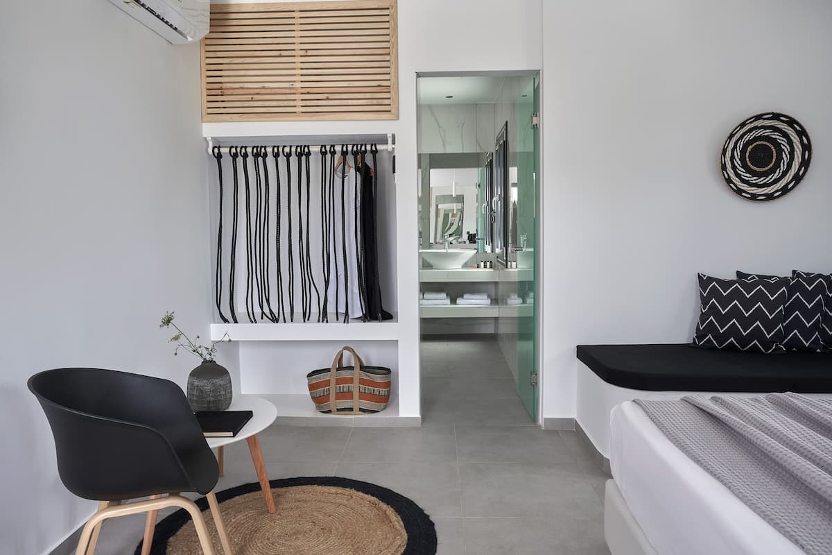 Minibar, free WiFi, bed sheets