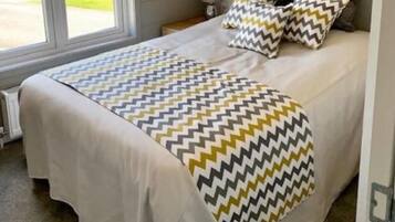 3 bedrooms, iron/ironing board, bed sheets