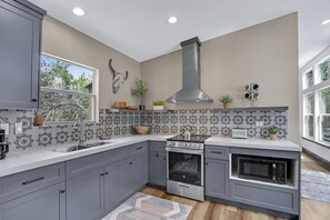 Kühlschrank, Mikrowelle, Ofen, Herdplatte