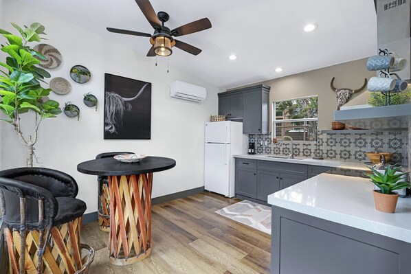 Refrigerador, microondas, horno y parrilla de estufa