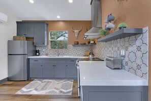 Fridge, microwave, oven, stovetop - Martha at the Bend I Couples retreat Wimberley (Wimberley)
