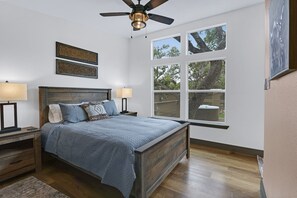 1 bedroom, bed sheets - Martha at the Bend I Couples retreat Wimberley (Wimberley)