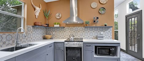 Réfrigérateur, micro-ondes, four, plaque de cuisson