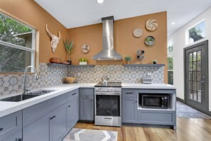 Frigorífico, microondas, horno y placa de cocina