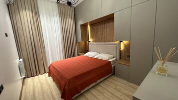 2 makuuhuonetta, työpöytä, silitysrauta/-lauta, ilmainen Wi-Fi