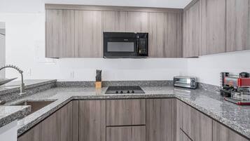 Frigorifero, microonde, piano cottura, macchina per tè/caffè