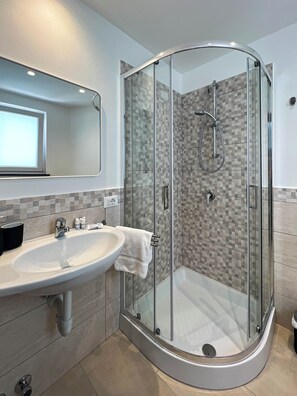 Chambre Confort double, salle de bain privée | Salle de bain | Douche, douche cascade, séchoir à cheveux, bidet