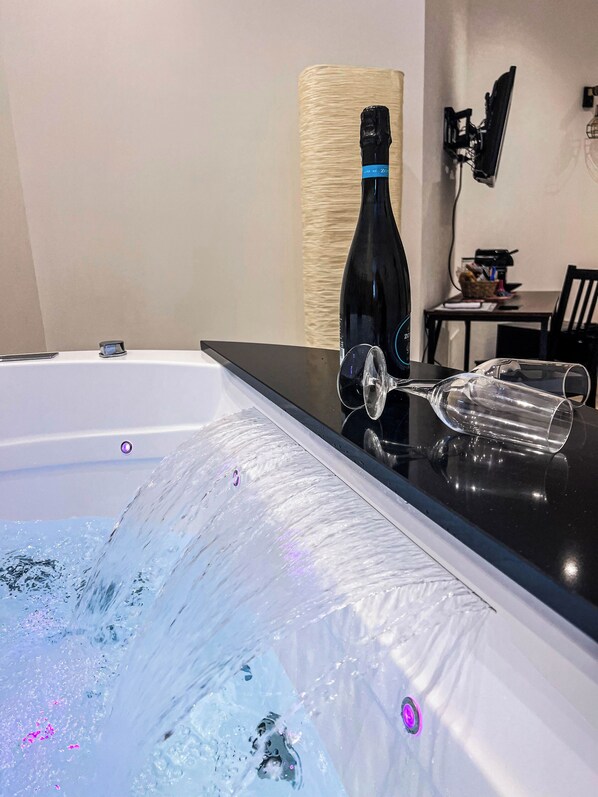 Luxury Double Room, Private Bathroom | Frette Italian sheets, premium bedding, down comforters - EG Apartments (Forio)