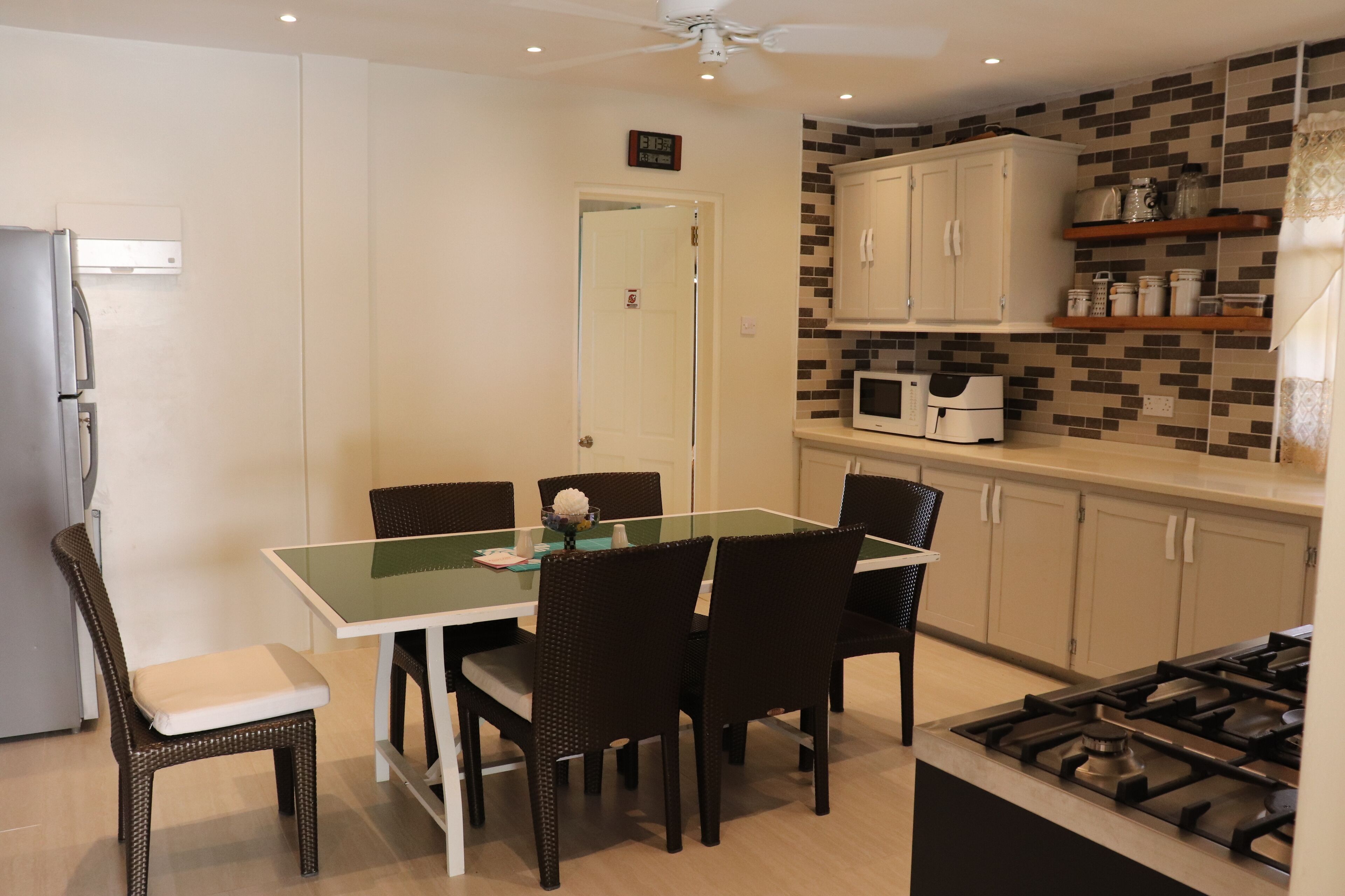 Appartement Familial, 2 chambres, vue océan | Cuisine privée | Grand réfrigérateur, micro-ondes, four, plaque de cuisson