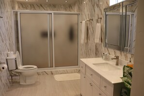 Family Apartment, 2 Bedrooms, Ocean View | Bathroom | Shower, rainfall showerhead, free toiletries, hair dryer - Dalys Luxury Apartments (Choppins)