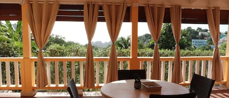 Executive-Apartment, 1 Queen-Bett, Küche, Meerblick | 1 Schlafzimmer, hochwertige Bettwaren, individuell dekoriert