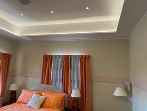 Executive Apartment, 1 Queen Bed | Bathroom | Shower, rainfall showerhead, free toiletries, hair dryer - Dalys Luxury Apartments (Choppins)
