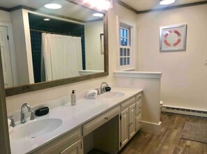 シャワー、ヘアドライヤー、タオル、石鹸