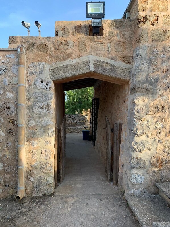 المنطقة المحيطة بالمنشأة