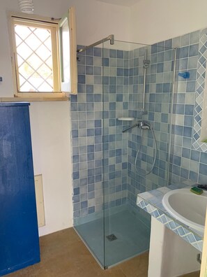 Bidet, towels, toilet paper - Cozy house nestled in the Salento countryside, pets allowed. (Marina di Felloniche)