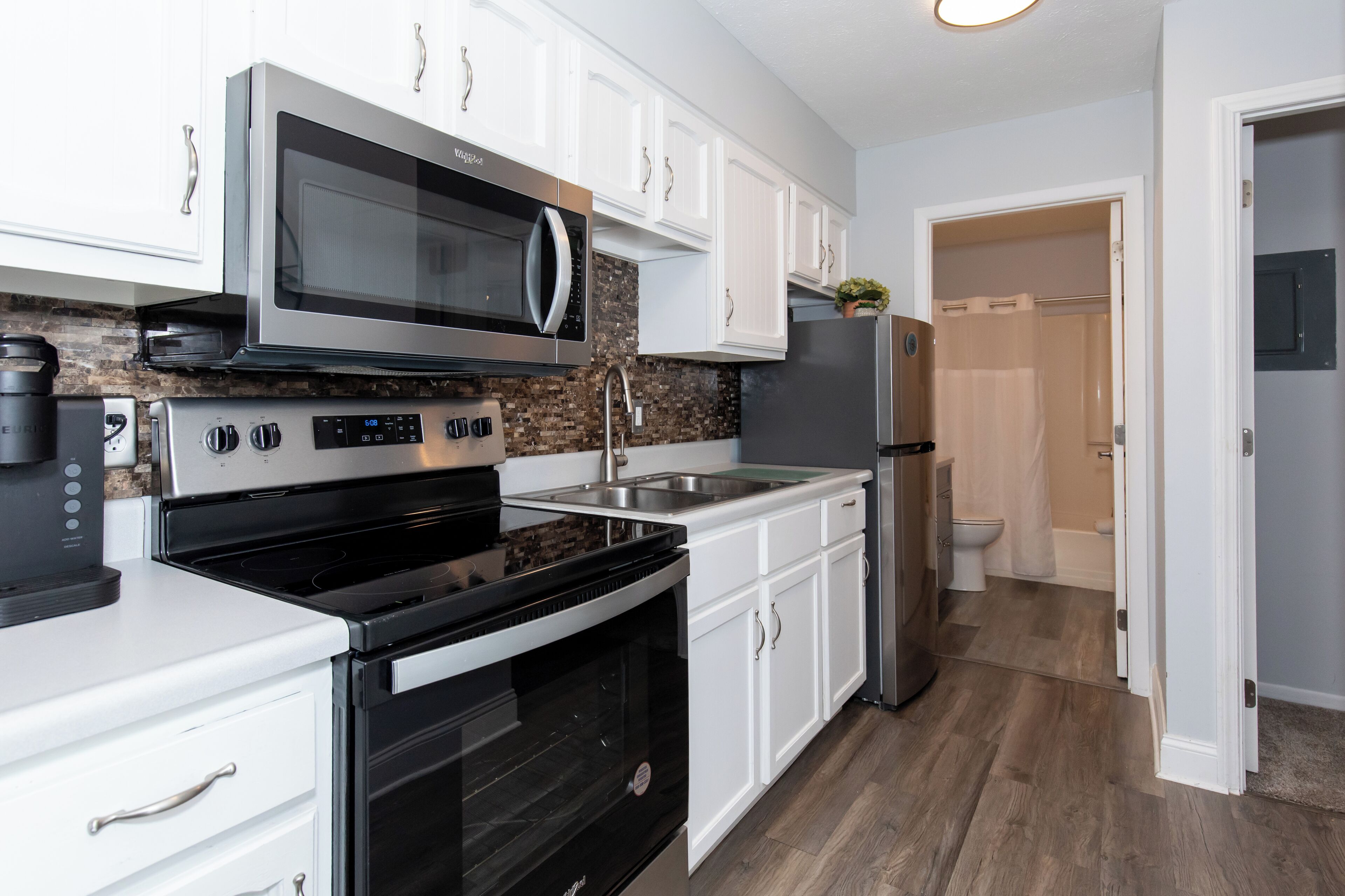 Réfrigérateur, micro-ondes, four, plaque de cuisson