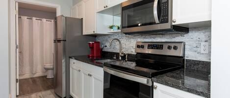 Refrigerador, microondas, horno y parrilla de estufa