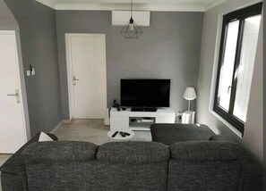 TV, tavolo da ping pong